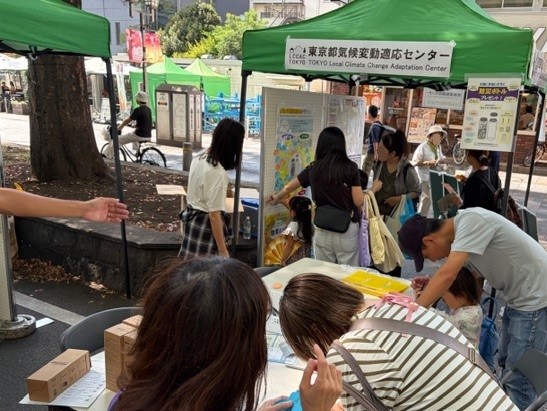 府中環境まつりの東京都気候変動適応センターブース出展の様子を写した写真です。
