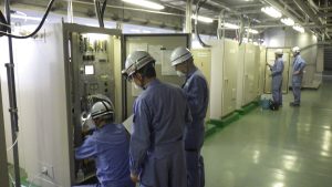 ３人の作業員が保守点検業務をしている様子の写真