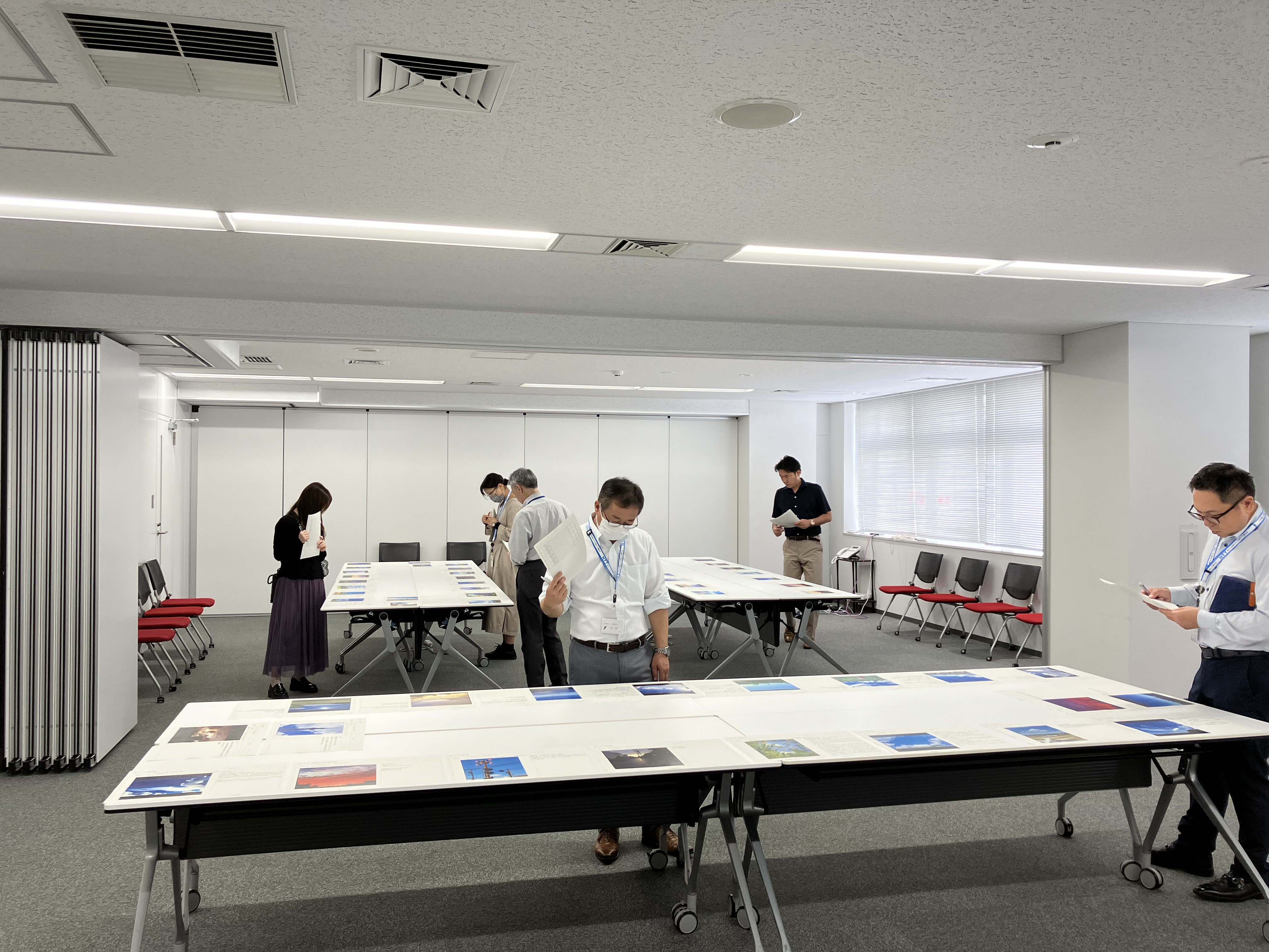 フォトコンテストの審査をしている様子の写真