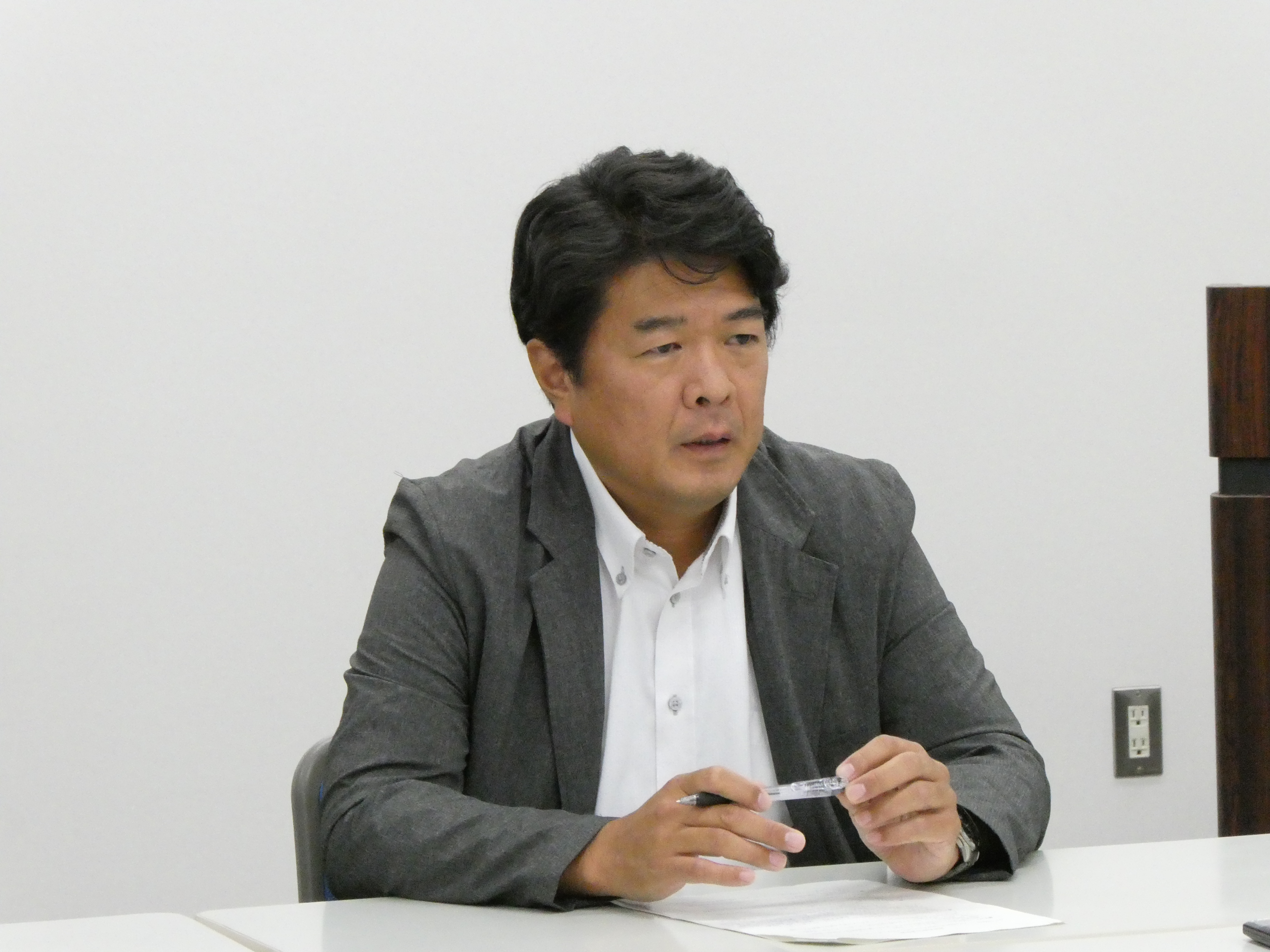 石井さんがインタビューを受けている様子の写真