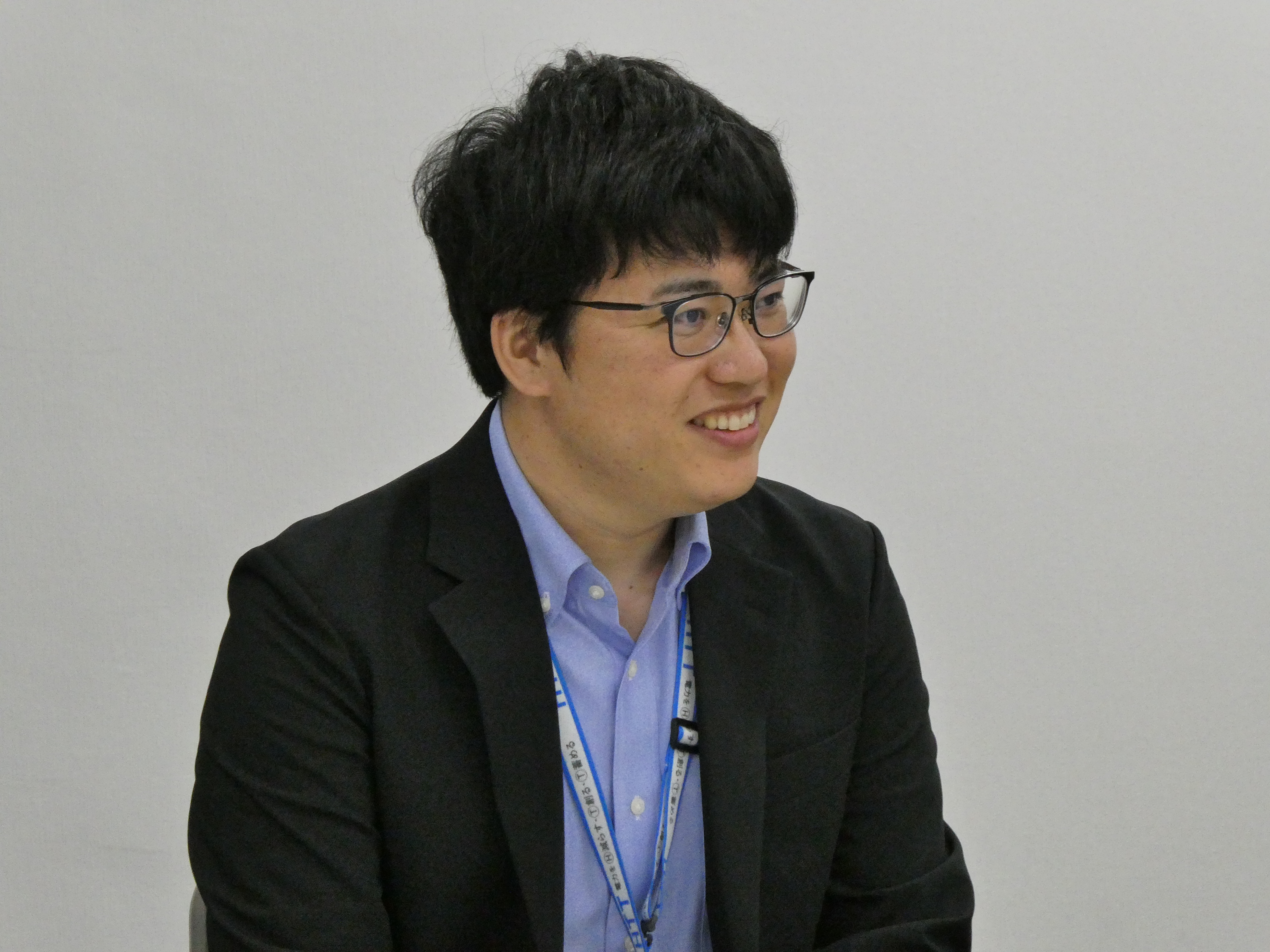 インタビューを受けている小山さんの写真