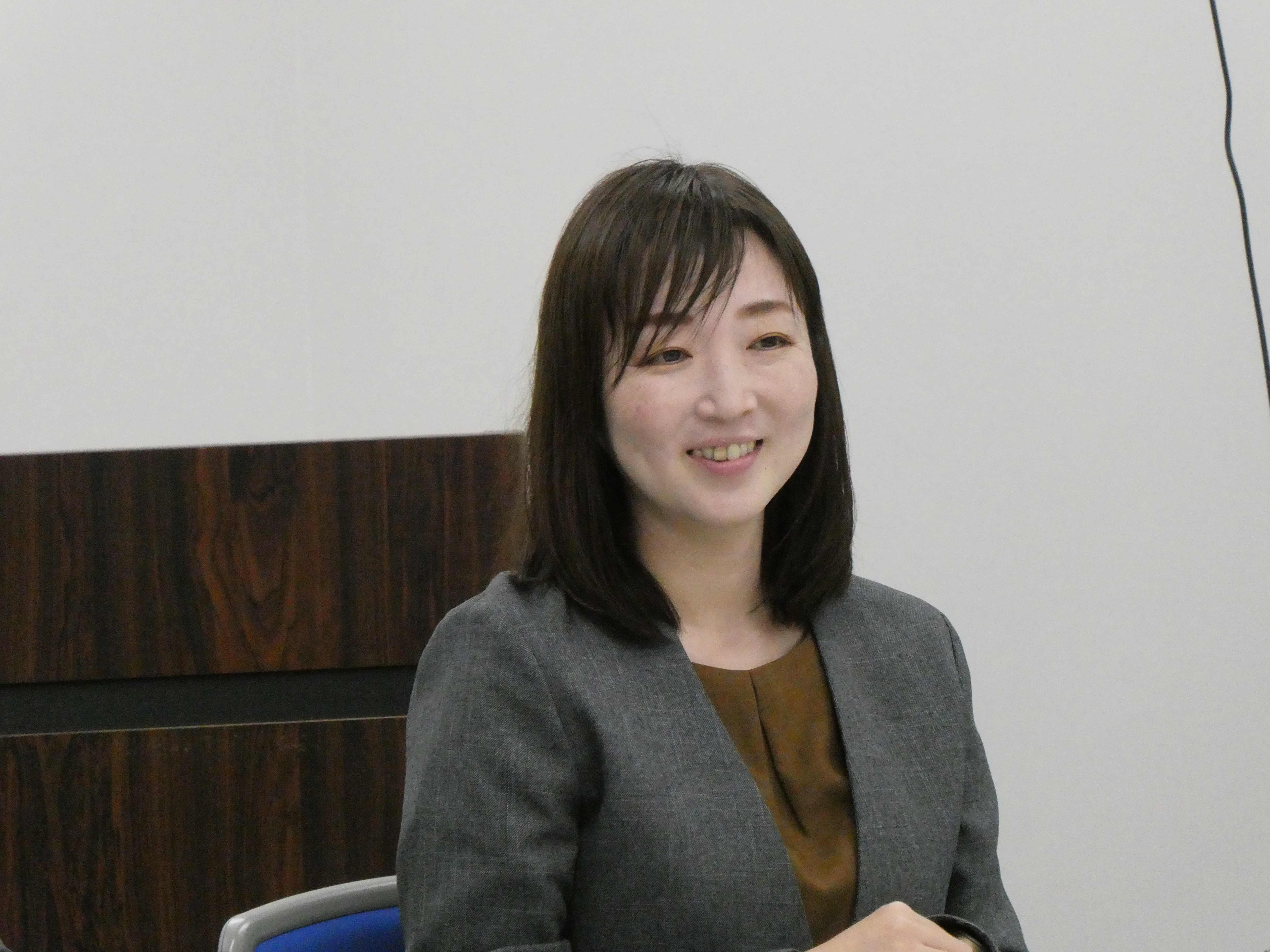 インタビューを受けている下田さんの写真