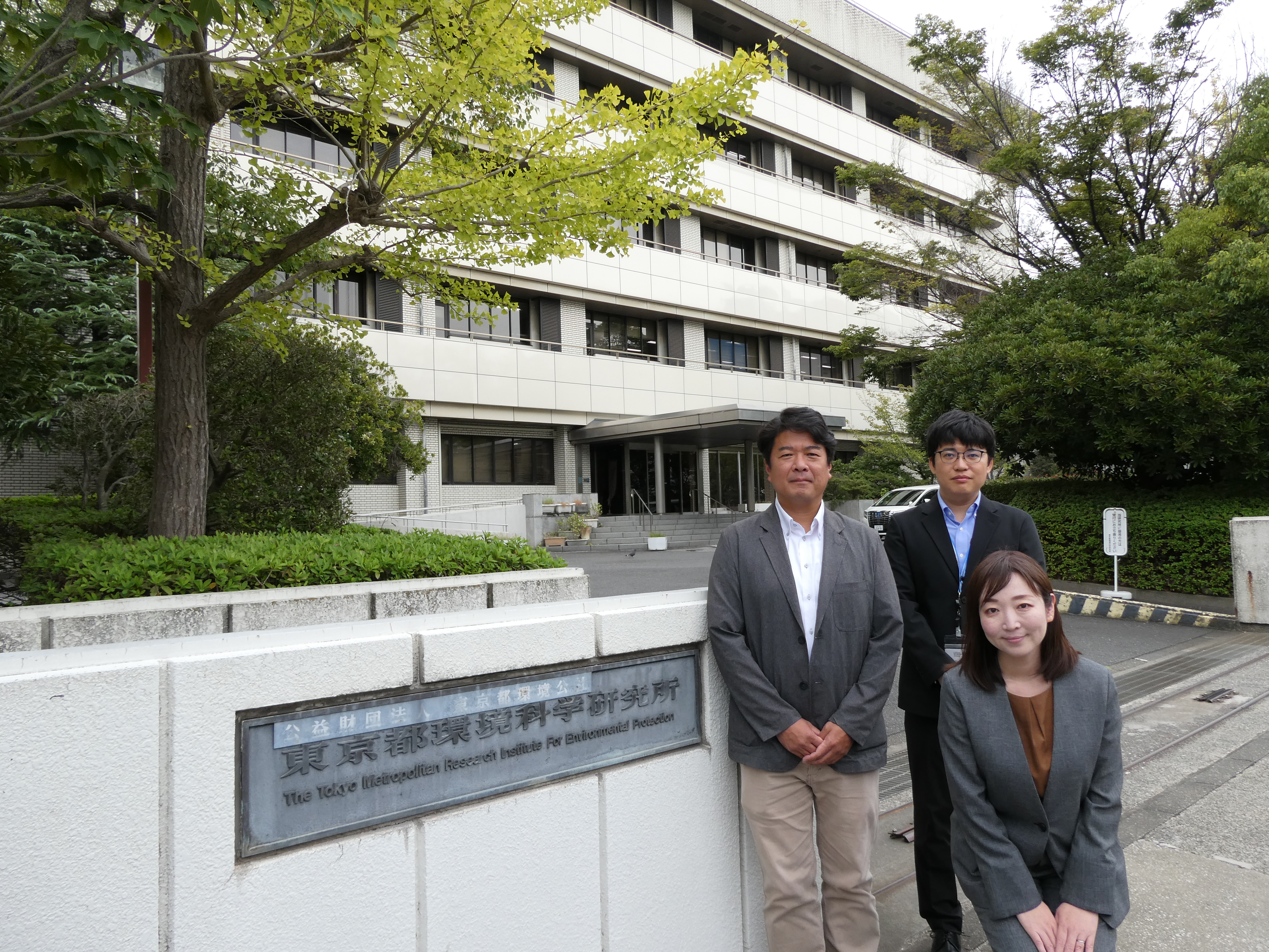 石井裕一さん、下田友理さん、小山孝紀さんが並んで立っている様子の写真