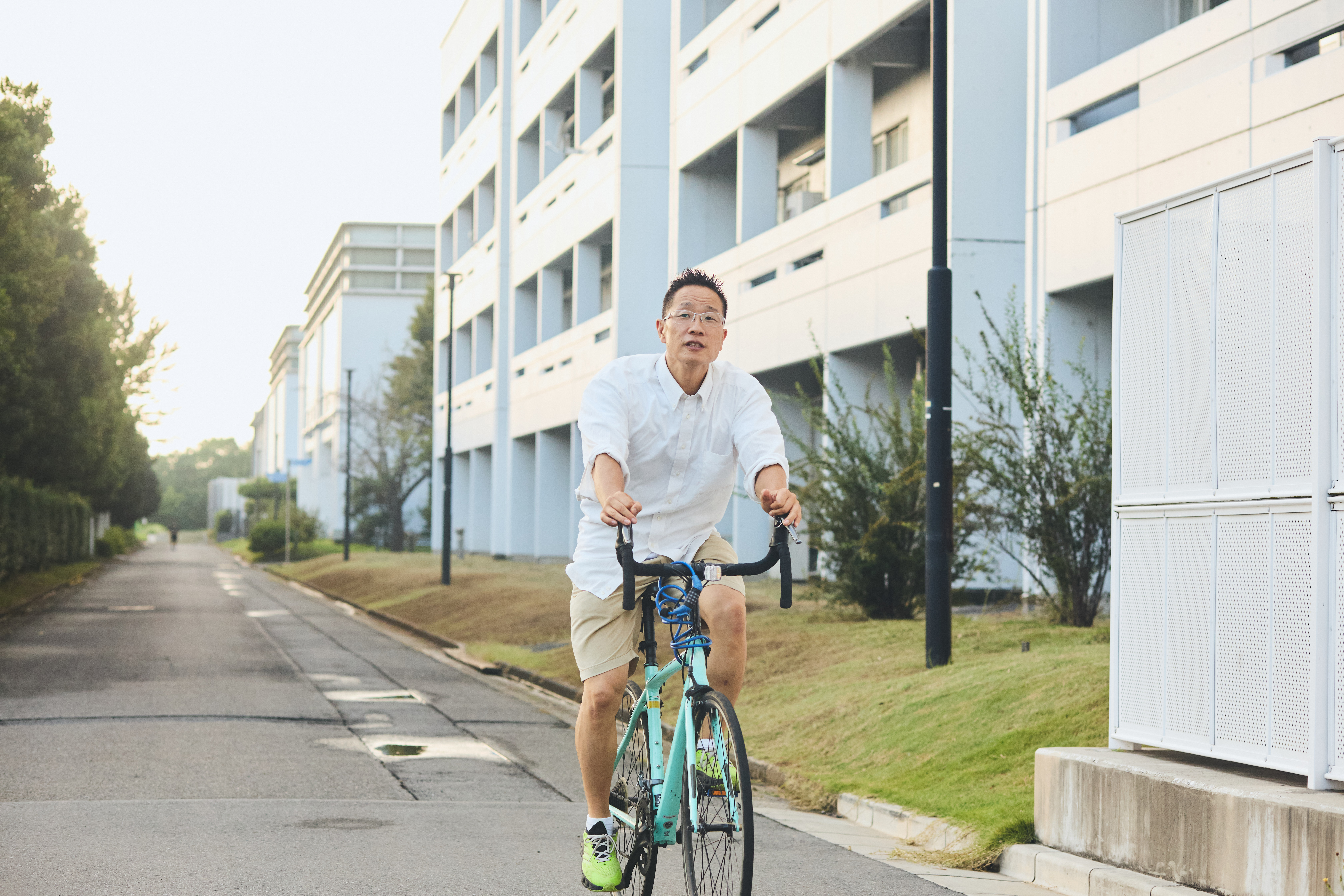 自転車に乗る谷本先生