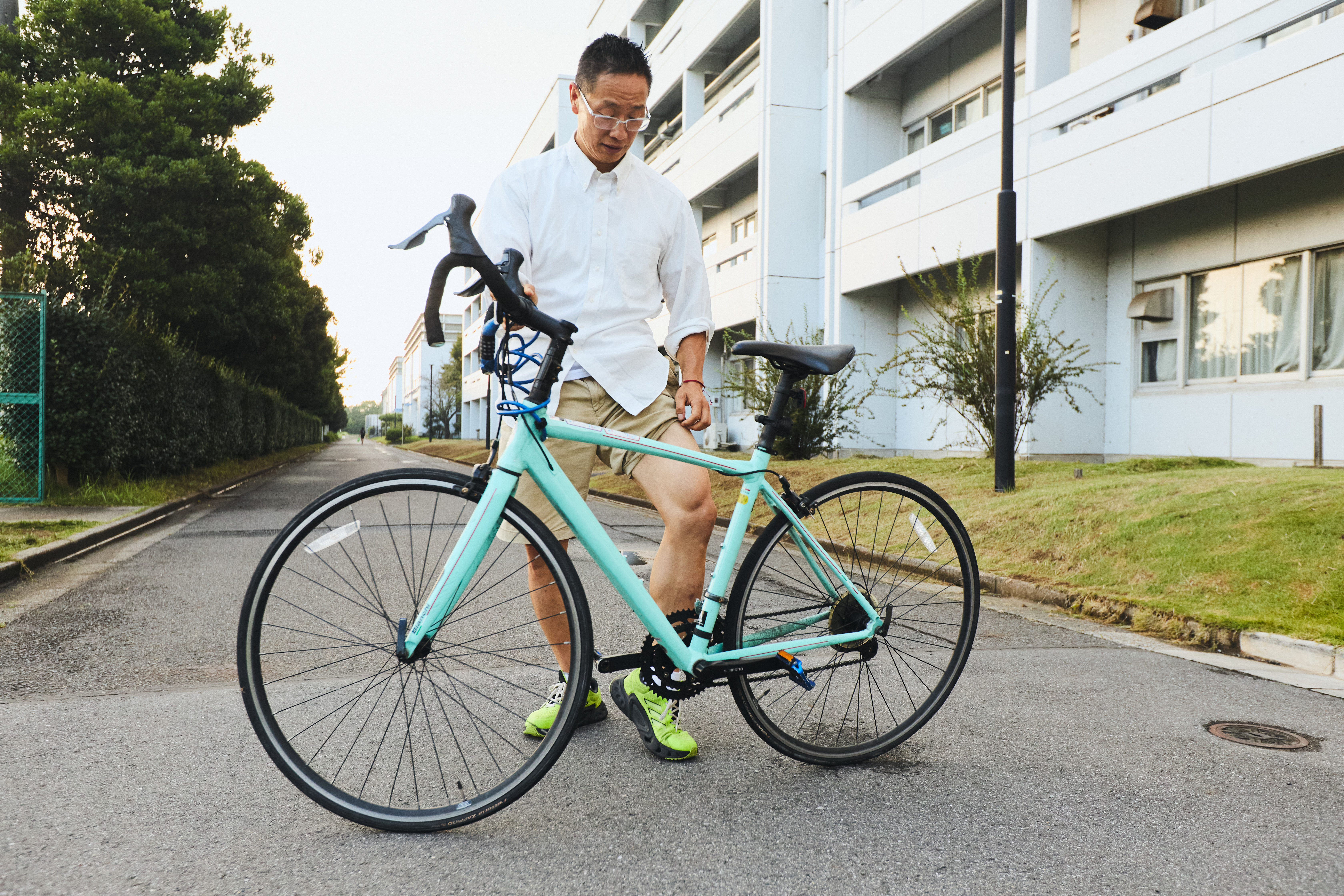 自転車の横で筋肉について説明をする谷本先生