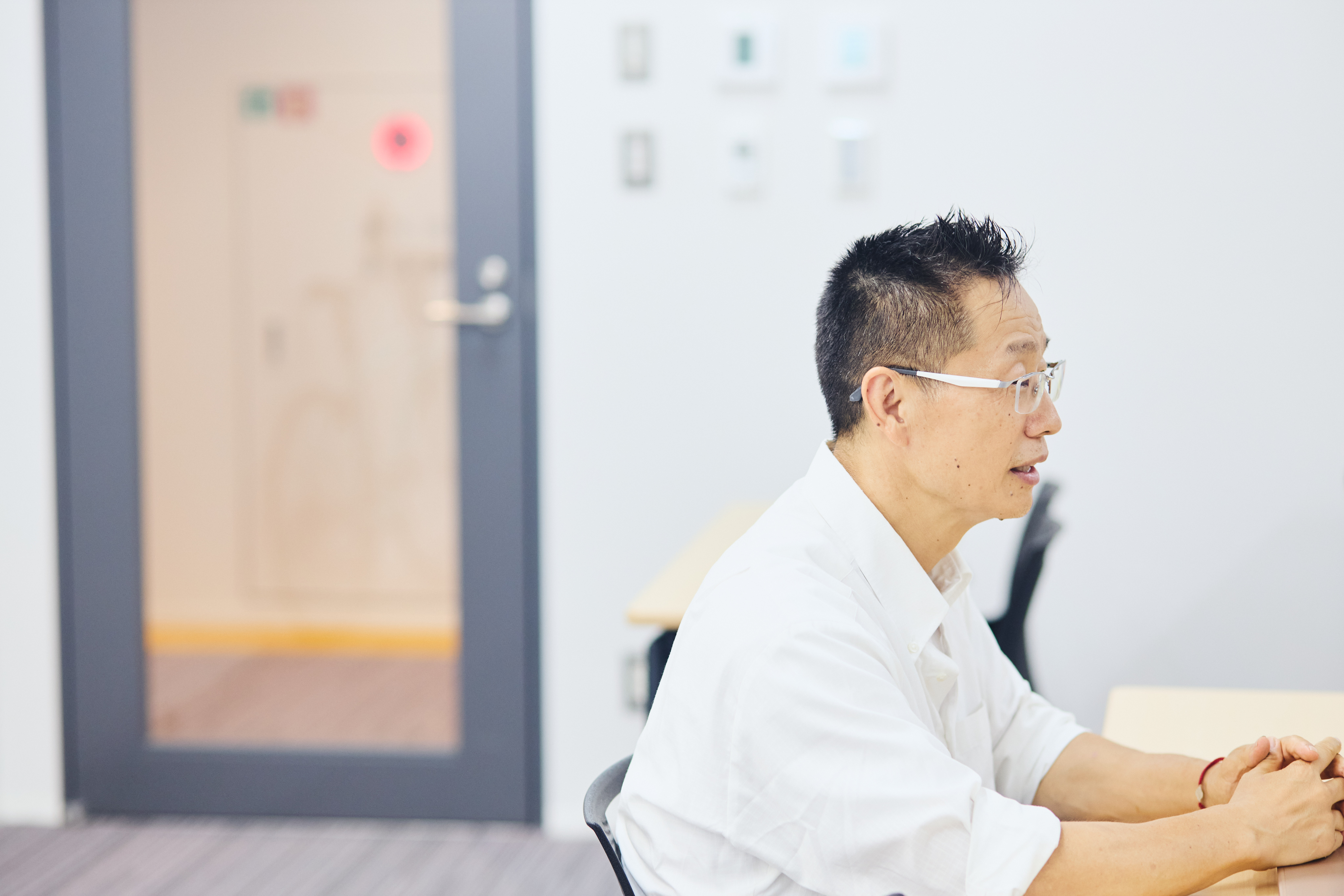 インタビューに答える谷本道哉先生