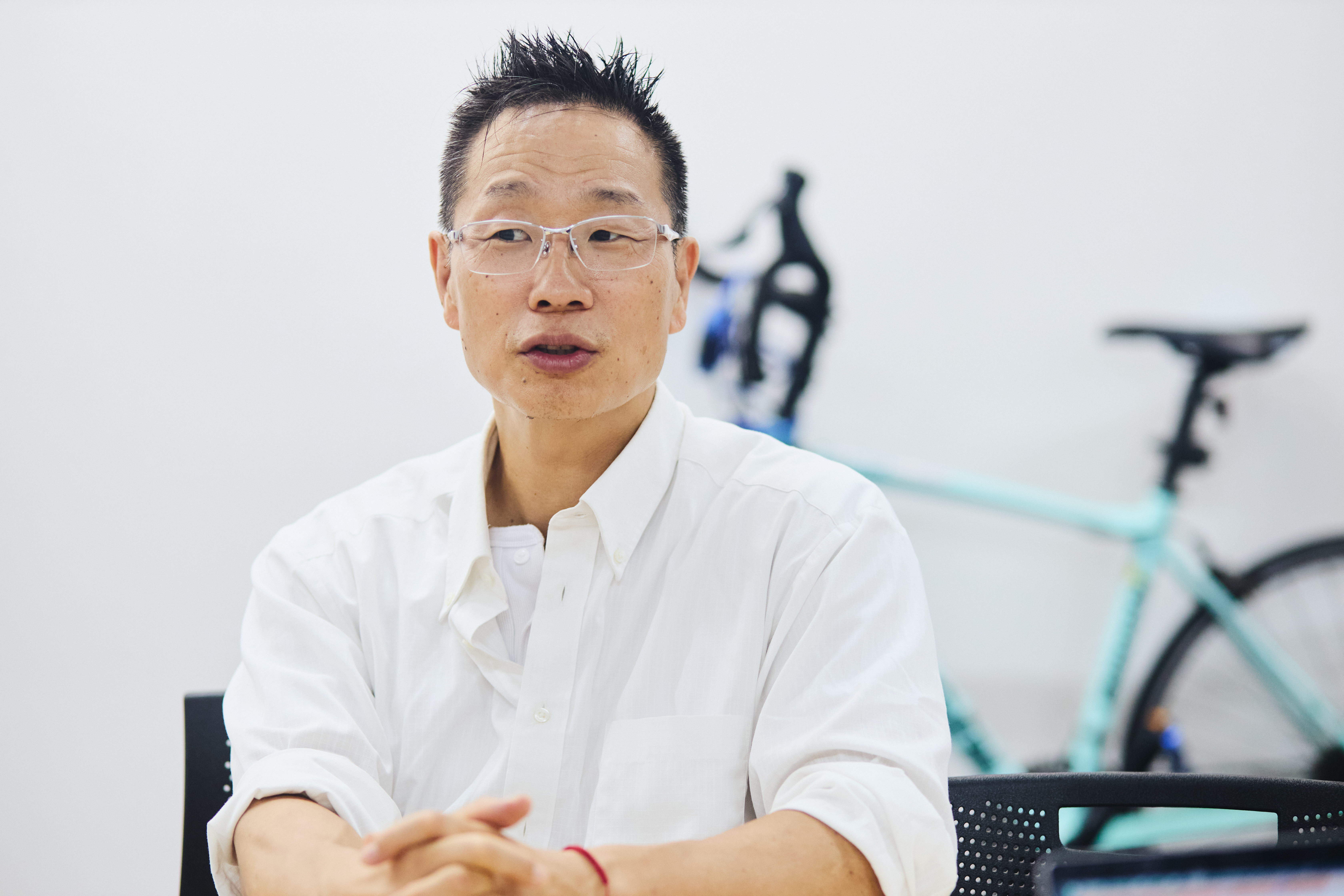 インタビューに答える谷本道哉先生