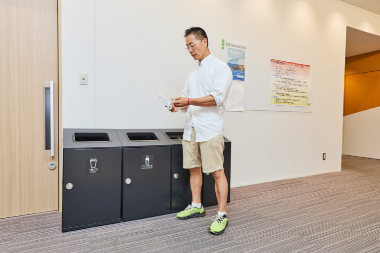 ゴミの分別をする谷本道哉先生