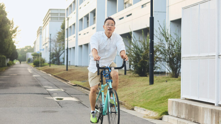 自転車に乗っている順天堂大学教授・谷本道哉先生