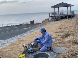浄化槽の法定検査をしている様子