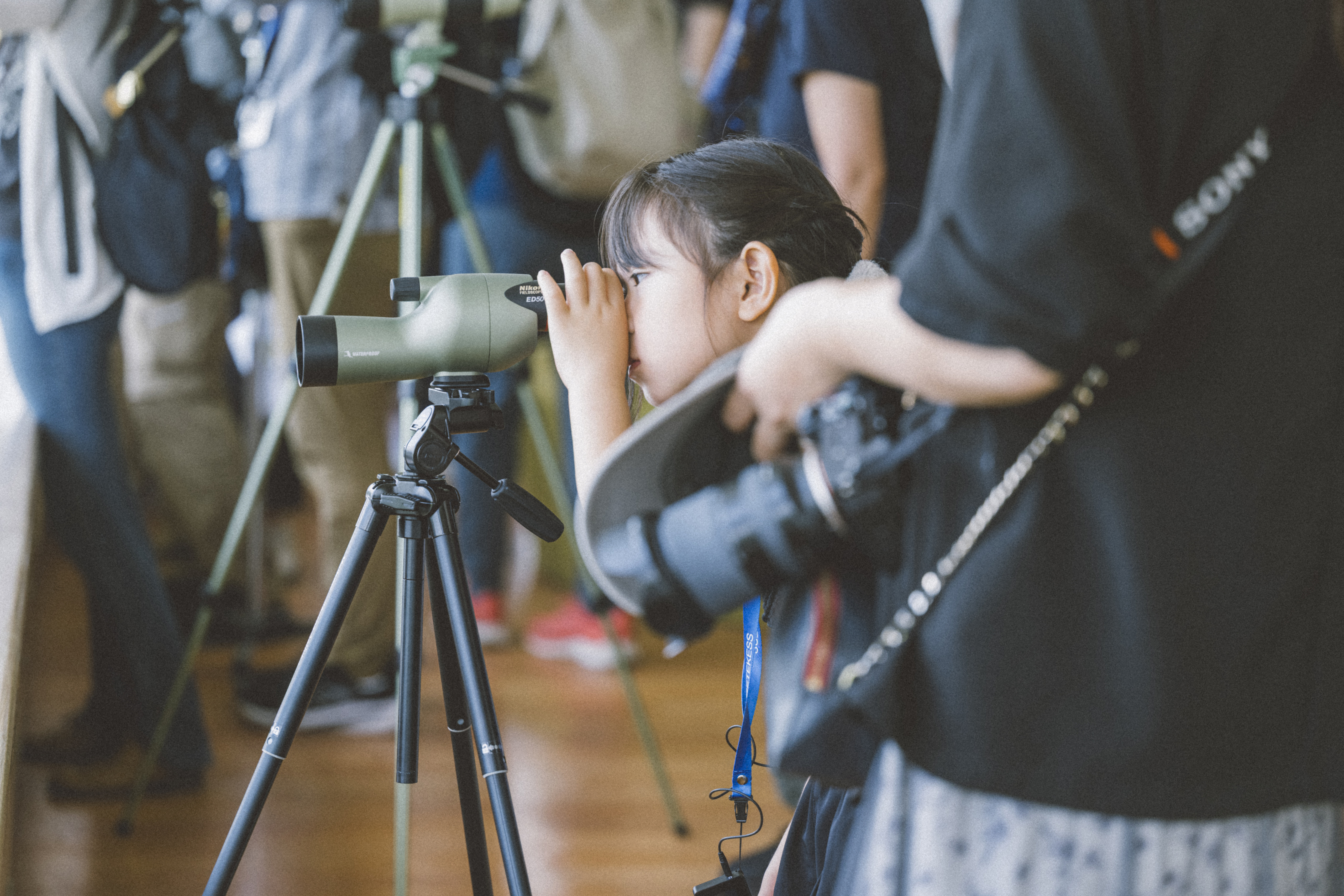 まおさんが双眼鏡をのぞき込んでいる様子の写真